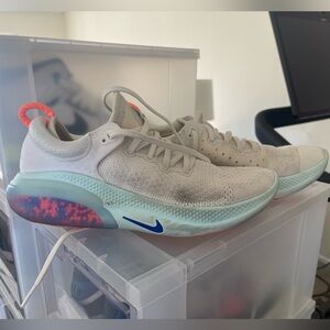 Nike Joyride Run Flyknit - women’s 7.5